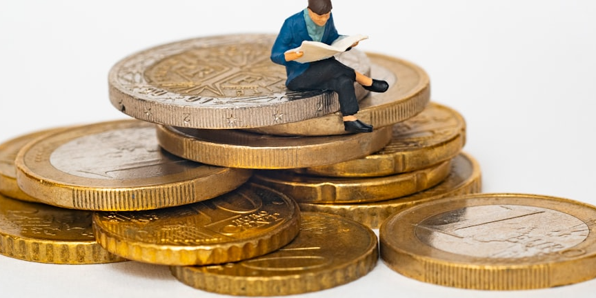 Rappresentazione visiva dell'articolo: Diversificazione: Come salvaguardare il tuo portafoglio dagli imprevisti del mercato.